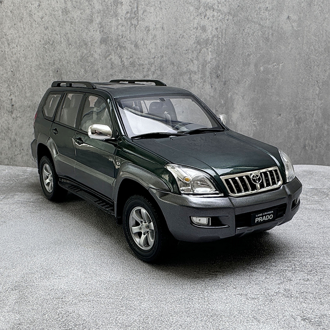 FAW Toyota YX Prado GX 2008 White 1:18 Diecast Model Car - studio product photo of the scale model