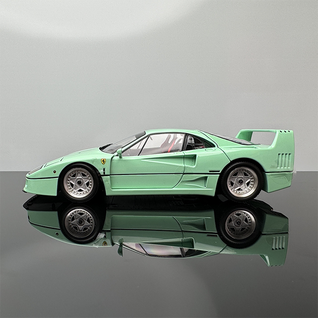 Kyosho Ferrari F40 Green 1:18 Diecast Model Car - studio product photo of the scale model